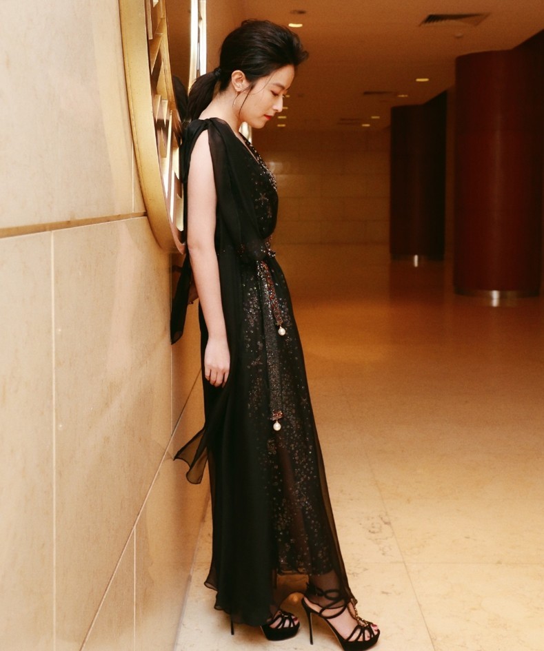 她是胡歌的"初恋女友",一袭黑裙美得像仙子,让人挪不开眼!