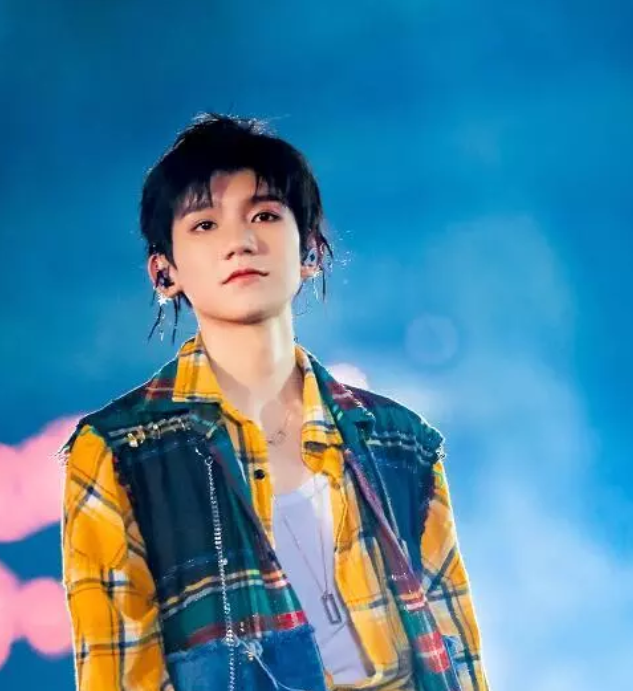 王源第一次戴"耳饰",没想到收获好评无数,粉丝直呼:在找同款