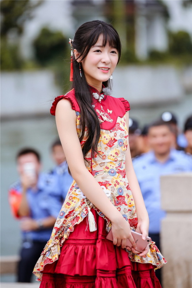 虽然名为周星驰的女儿,但是却并没有因此而得到更多的优势,在娱乐圈中