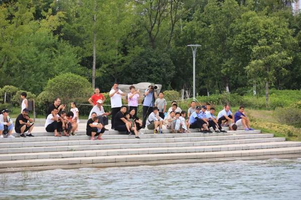 哇 太酷了 中国极限运动大会摩托艇赛很吸睛 观众大呼过瘾