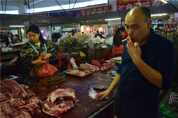 上午菜市場賣豬肉,下午珠寶店當老闆,看這位80後男子雙面人生