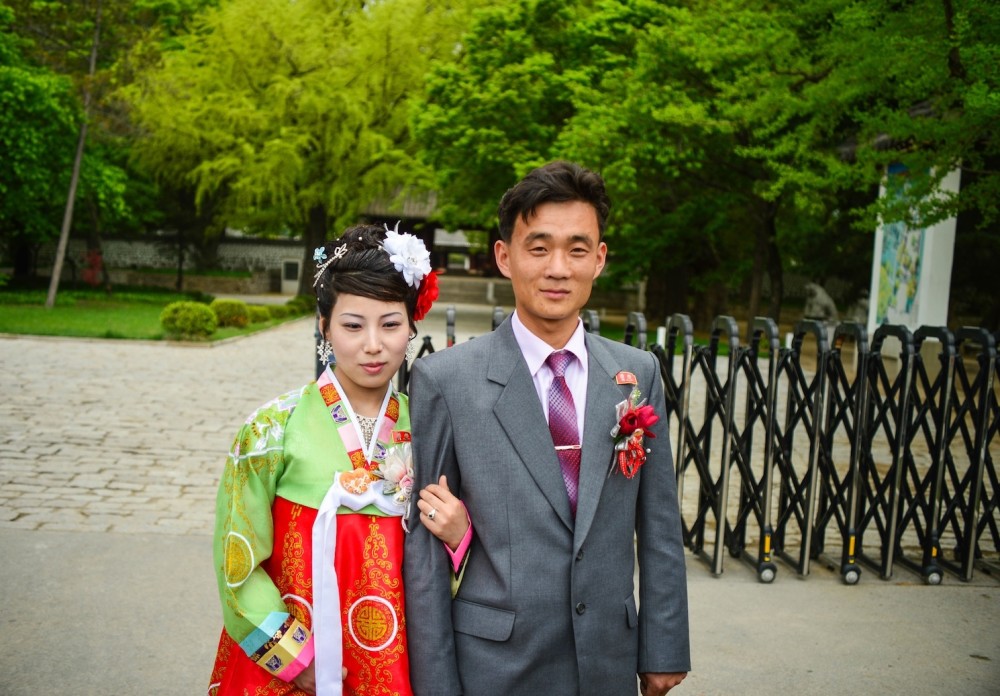 朝鲜人的婚礼现场新娘肤白貌美新郎相貌平平