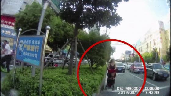 这孩子我不要了 年轻妈妈因50元钱 丢下孩子转身走人