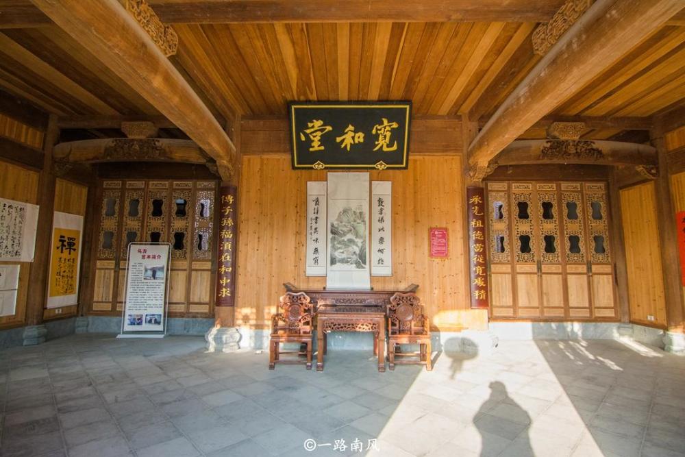 宏村有很多古建筑,最有代表性的是南湖书院,承志堂和德义堂等,木雕