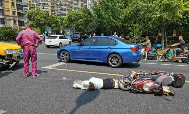 上海一女子连车带人被轿车撞飞伤势严重