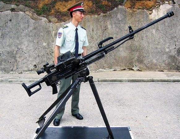 拖鞋军扛w85高机满山跑谁说轻量化重机枪没用国际大受欢迎