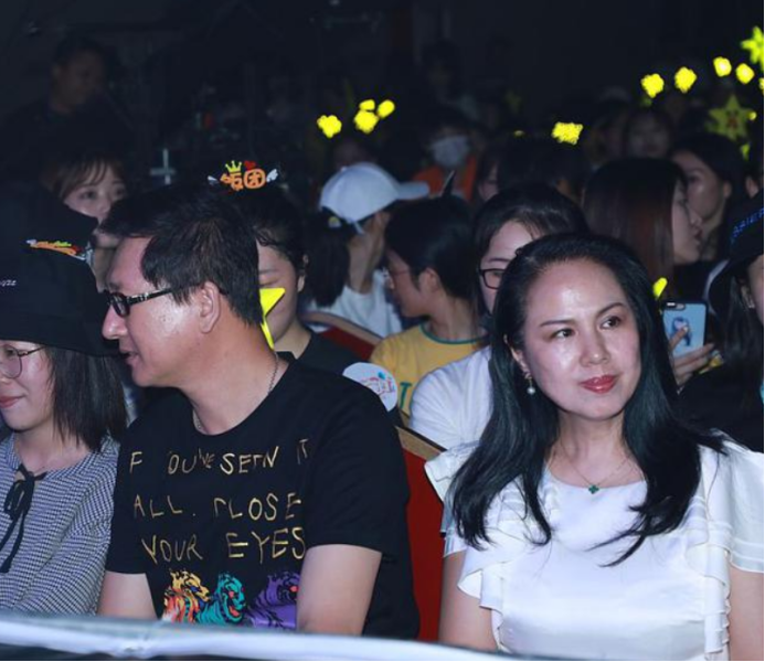 郑爽生日会爸妈齐到场男友张恒后台跑断腿比寿星还紧张