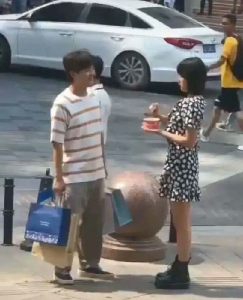 路人鏡頭里的辛芷蕾，臉圓身材壯毫無氣質(zhì)，穿條大媽裙太顯老(圖3)