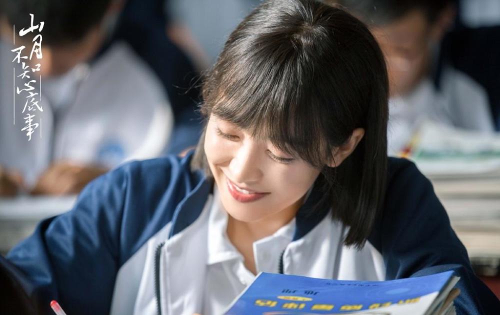 32岁的宋茜换新造型摩卡波波头搭配校服显小10岁都不止