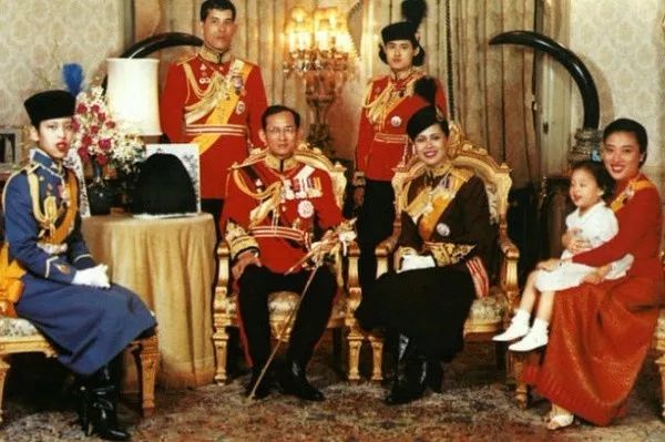 诗丽吉王后年轻时绝代风华 审美一流 被赞为最会穿搭的王后