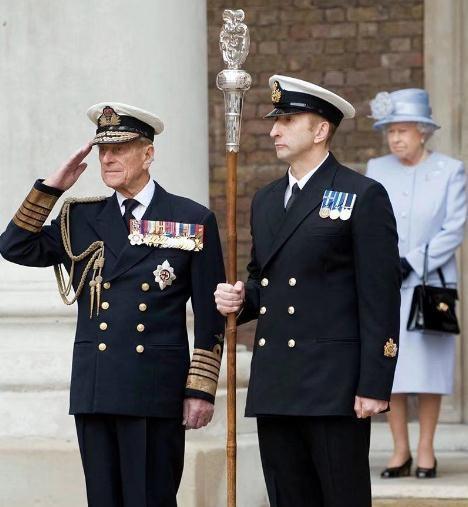 一套白的 一套海军蓝 为什么各国的海军都有两套军服