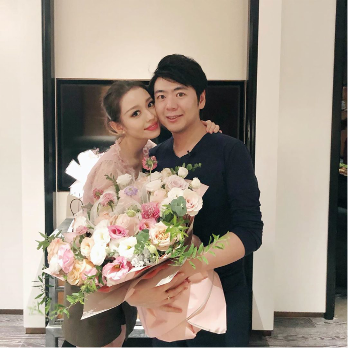 郎朗为25岁娇妻庆生送超大束鲜花 夫妻俩深情相拥太甜了