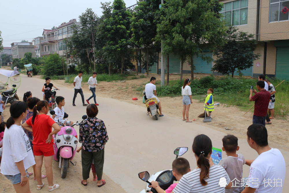 男子身高12米外出打工受挫返乡拍段子成网红引村民围观