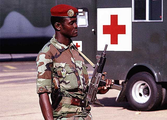 一个连大学都没上过的士兵 却设计出最好的枪!为此还做了两年牢