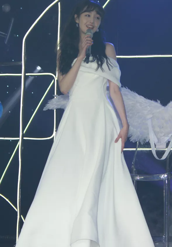 热舞,还遭受了许多网友的热议,想必是由于刚开场的原因,郑爽难免都会