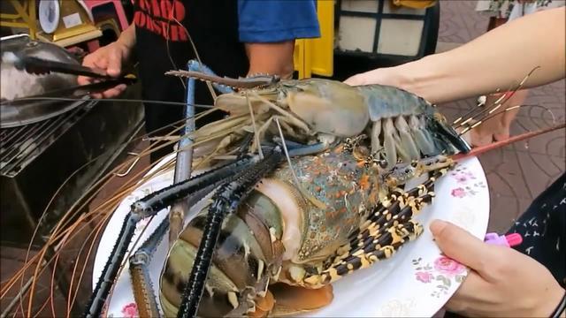 泰国看到种"长腿虾",比龙虾还贵,主要是虾黄太美味,比蟹黄香