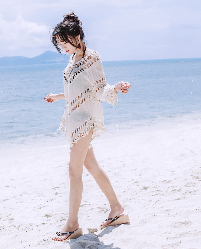 一美女低头走在沙滩上,俏皮模样让人心动!网友:双鱼岛也太美了