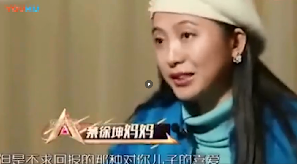 蔡徐坤自称是全家最丑!看到妈妈颜值后,网友:这话没毛病!