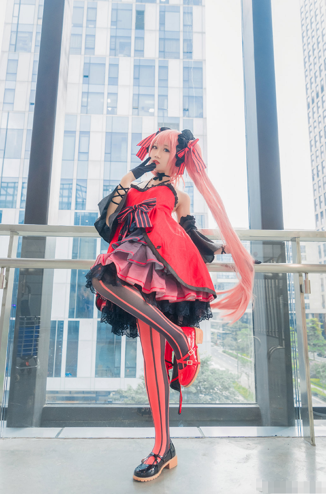 15岁初中生cos贝卡斯走红,身高不过155,却被阴阳腿抢镜