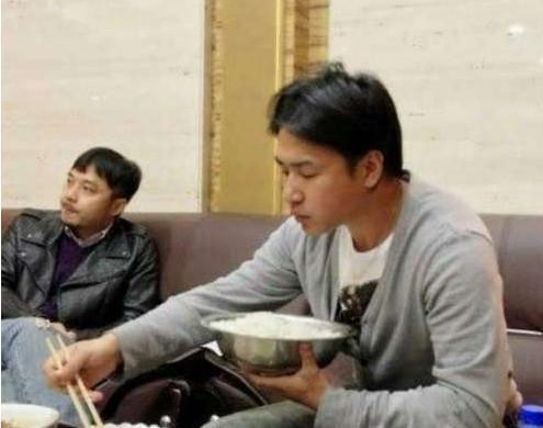 身价上亿明星片场吃饭王源王俊凯乖巧欧弟饭量大而她最大牌