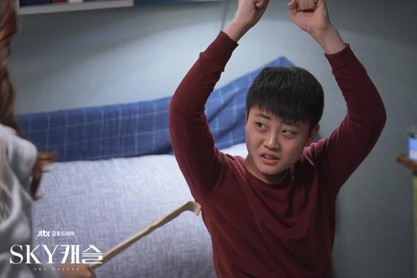 绝对励志,"秀韩"李宥珍瘦出尖下巴,大圆脸变得越来越帅气