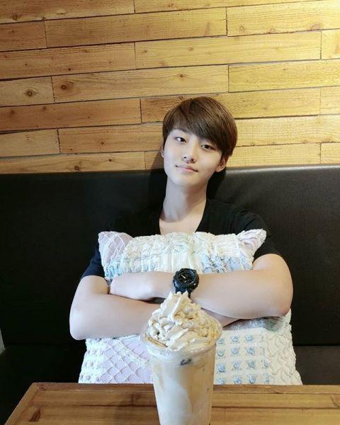 绝对励志,"秀韩"李宥珍瘦出尖下巴,大圆脸变得越来越帅气