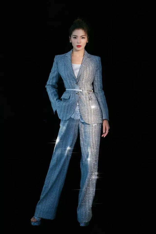 刘涛穿银色西装,攻气满满,变身女款霸道总裁!