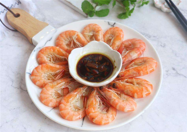 煮虾时,只加生姜和盐可不行,多加"2味",虾肉不腥不柴味道鲜