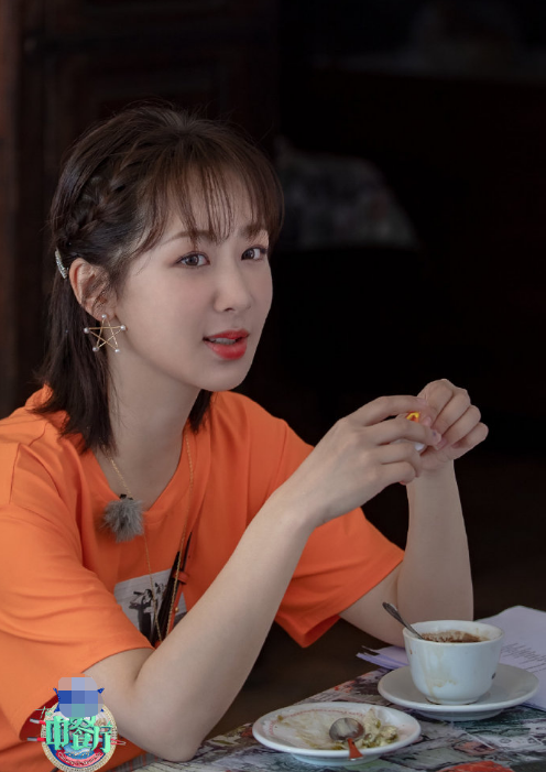 杨紫《中餐厅》再现佟年发型,星星耳环意外抢镜,网友:求同款