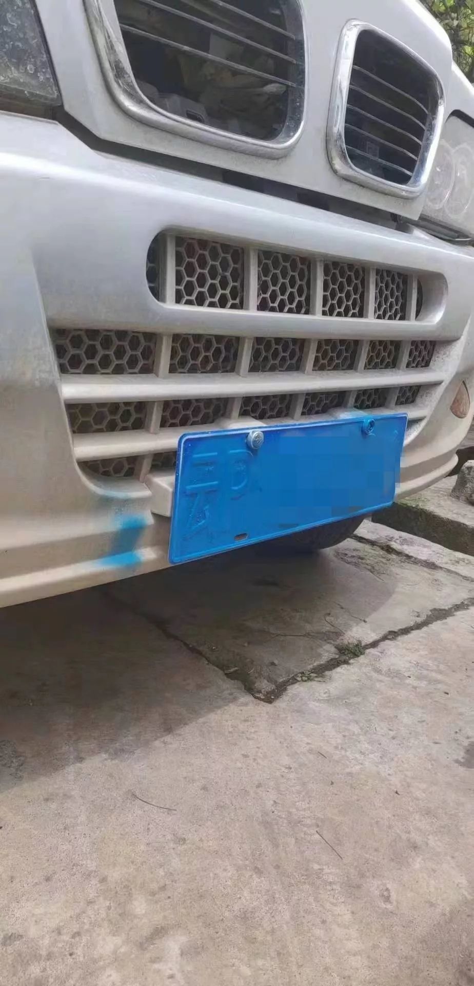 暴躁老哥,在线涂鸦?丽江多位车主车牌被喷漆,好生气!