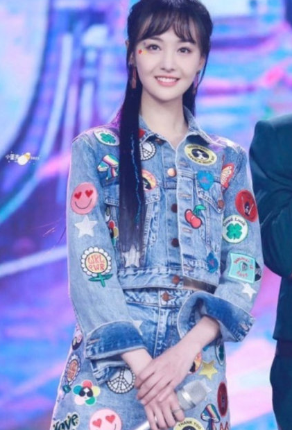 郑爽为演唱会尝试新造型?看到最新晒出的图,网友:夜店版楚雨荨