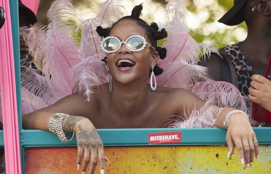 "最富女歌手"蕾哈娜顶哪吒头衣锦还乡