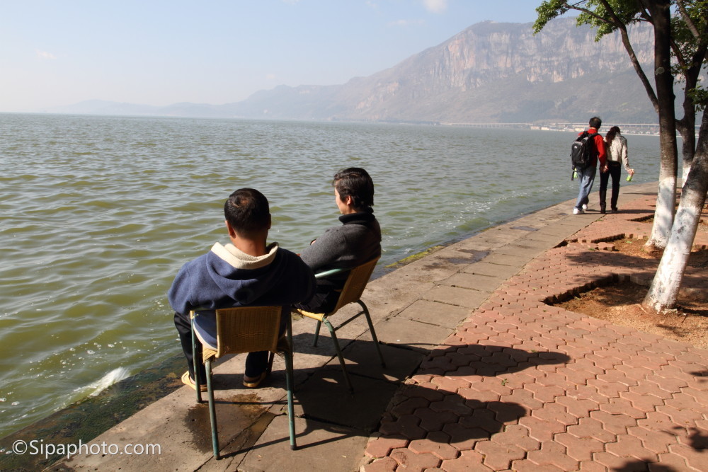 一泓秀水敢称海 万仞高山只算坡 云南的 海海 和 坡坡