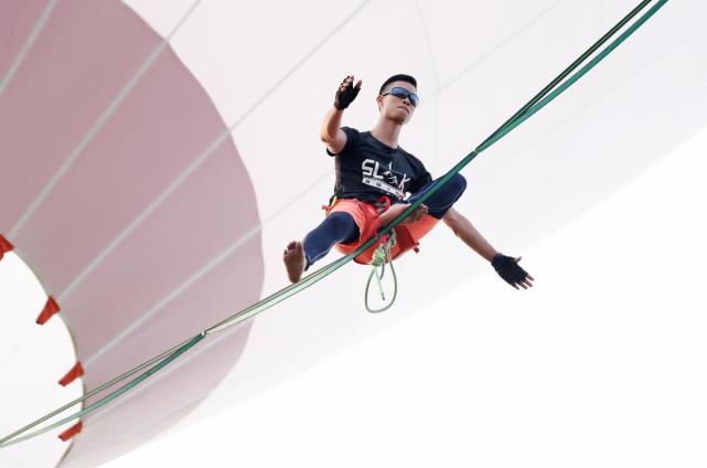 超燃健身秀引沈腾献出健身初体验高空扁带折服小岳岳