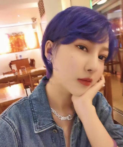 郭美美曝近照染高调紫发出狱变网红蛇精脸变化太大不敢认