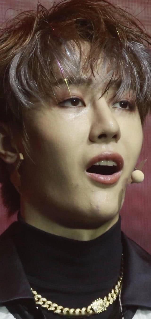 王一博的近照脸僵眼小,肤质差还冒痘,网友:配不上魏无羡