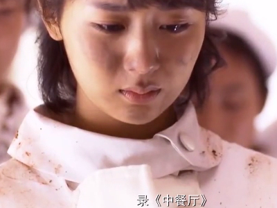 中餐厅杨紫一个人躲在楼道里哭原来她也是一个爱哭的女孩子