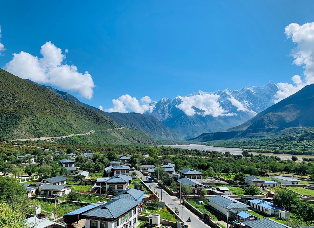 派镇索松村,江边沿路有好几个免费观景台,可欣赏沿途峡谷风光与远眺南