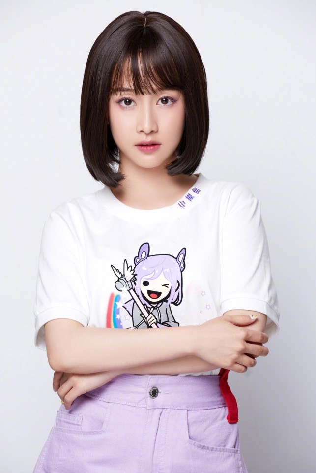 严莉莉都28岁了还在穿"魔仙服",本以为扮嫩,没想到秀腿绝了