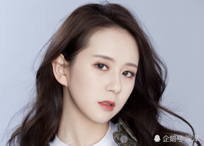 刘珊的头发已经变长,颇有几分女神的姿态,毕竟参加《明日之子》就是