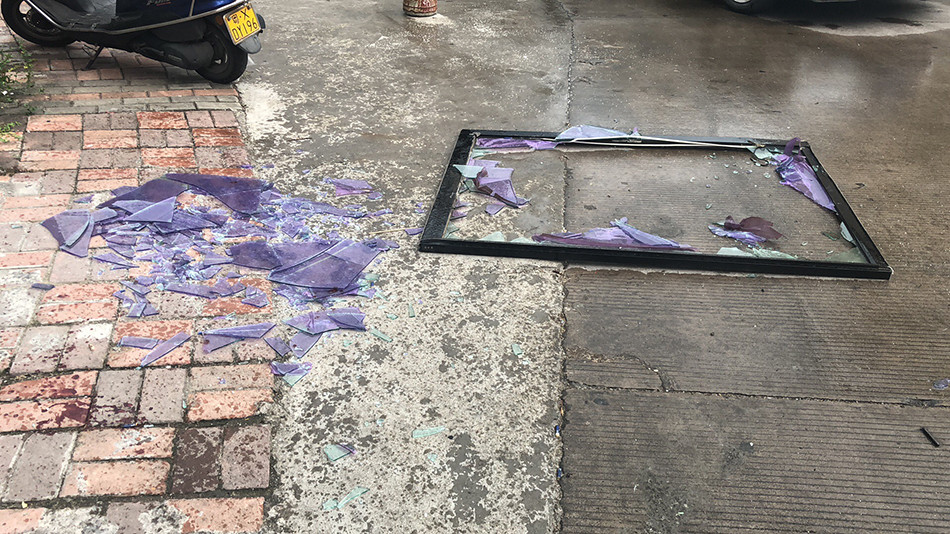 掉落的玻璃窗户.警方供图