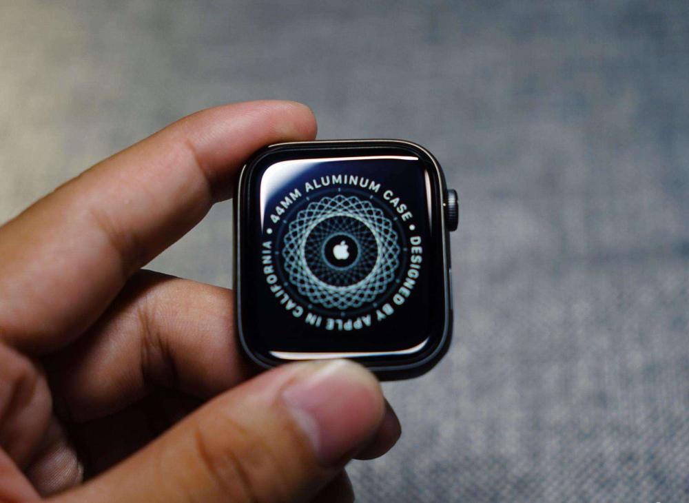 起售价4999!苹果iwatch 5亮屏照现身,全陶瓷机身