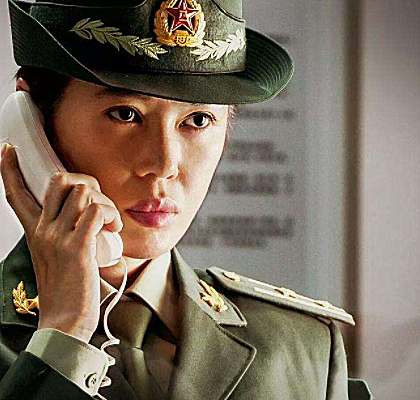 还记得《战狼》中的龙小云吗?看到她的"长发照",美到高攀不起