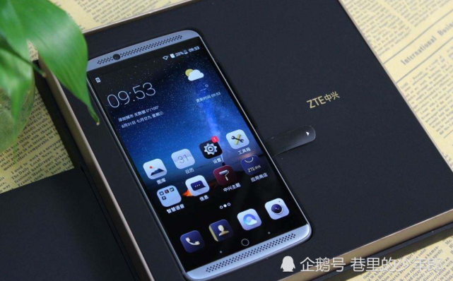 这款手机就是中兴的bladev10,在正面采用的是6.