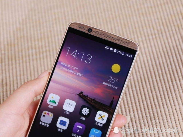 这款手机就是中兴的bladev10,在正面采用的是6.