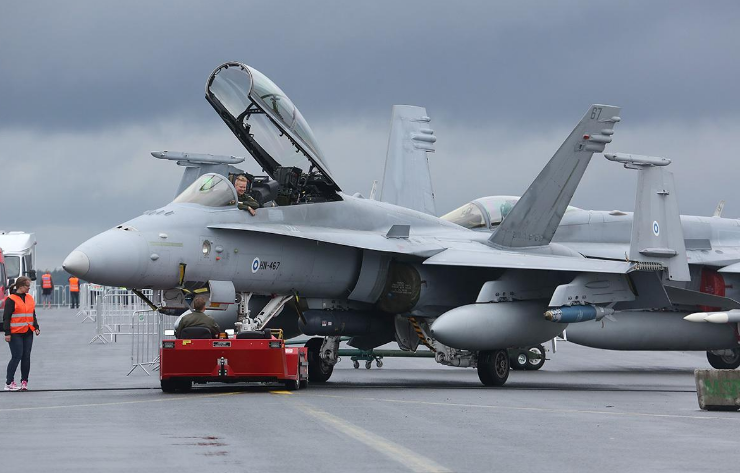 挑衅俄罗斯!芬兰f18抵近邵伊古专机飞行,遇到苏27掉头就跑