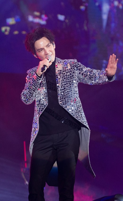 小哇钟汉良巡回演唱会在京落幕现场劲舞贡献表情包