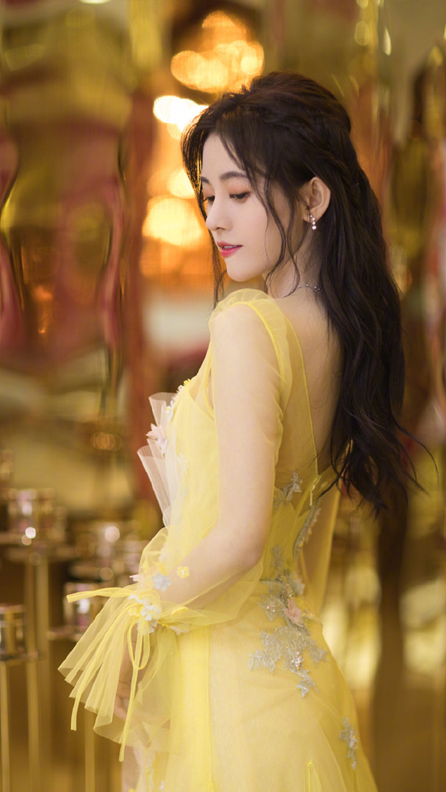 四千年美女鞠婧祎身穿黄色纱裙,仙气满满,颜值真的绝了
