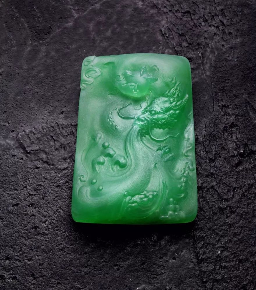 出神入化的翡翠雕龙神龙摆尾飞冲天