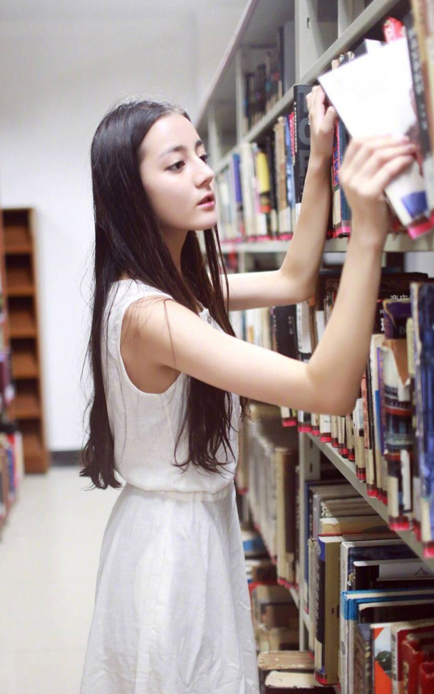 迪丽热巴经典校园风写真上线,纯白优雅迷人